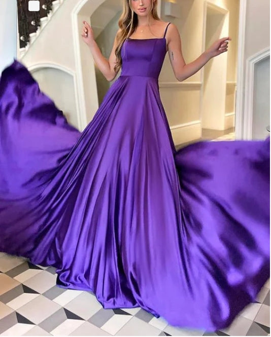 Vestido de fiesta de satén con escote redondo y tirantes finos